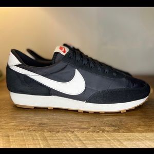 Nike Daybreak Men’s 10.5. , Women’s 12